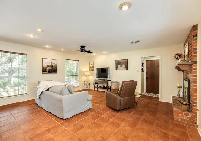2nd image of 107 Hyacinth St, Lake Jackson, TX 77566 | MLS# 96698005