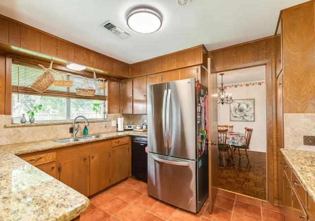 3rd image of 107 Hyacinth St, Lake Jackson, TX 77566 | MLS# 96698005
