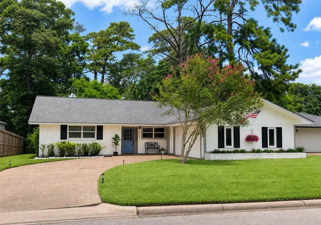 Photo 2 of Single family home for sale at 1705 Shady Oaks Dr, Conroe, TX 77301 | MLS# 58832747 | Listing updated on 2026-08-09