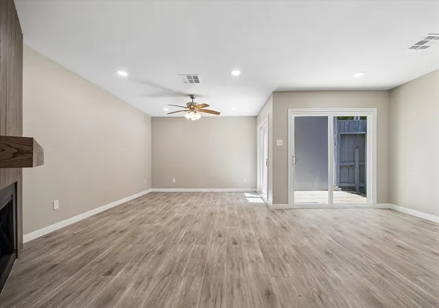 Listing Photo 4 - Condo for sale in building located at 9007 Imogene St, Houston, TX 77036