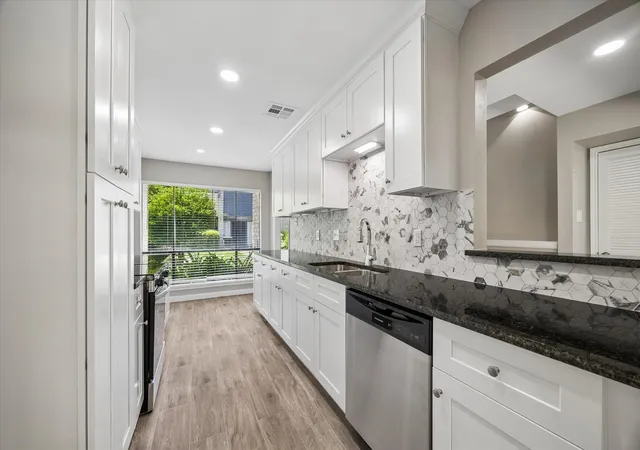 Listing Photo 5 - Condo for sale in building located at 9007 Imogene St, Houston, TX 77036