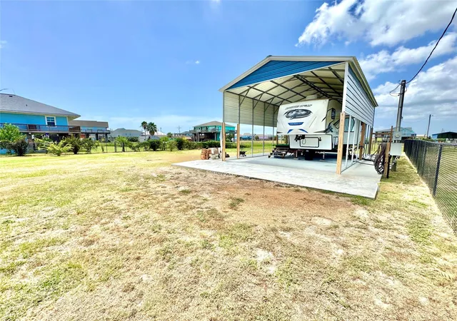11th image of 915 W Verdia Dr, Crystal Beach, TX 77650 | MLS# 81851084