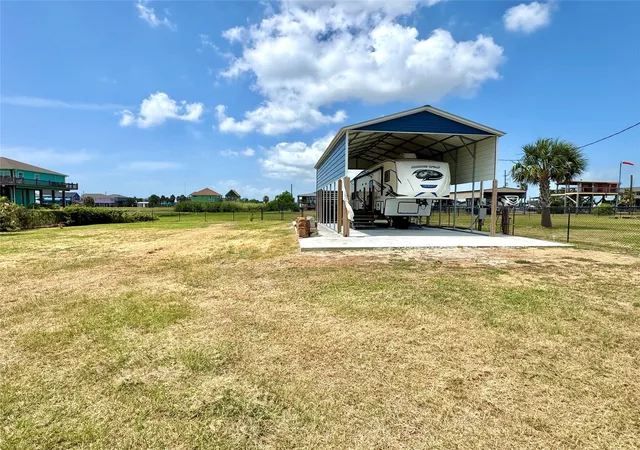 4th image of 915 W Verdia Dr, Crystal Beach, TX 77650 | MLS# 81851084
