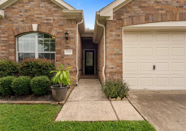 2nd image of 10006 King William Dr, La Porte, TX 77571 | MLS# 55259865