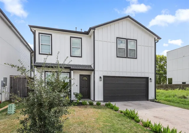 Photo 3 of Single family home for sale at 9729 Fabiola Dr, Houston, TX 77075 | MLS# 41754684 | Listing updated on 2026-08-15