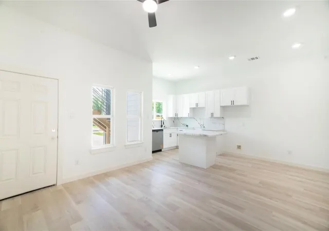 Photo 3 of Sale Pending at 333 Delaware St, Houston, TX 77029 | MLS# 31747195 | Listing updated on 2026-08-21