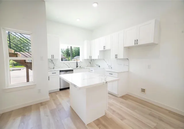Listing Photo 4 - Condo for sale in building located at 333 Delaware St, Houston, TX 77029