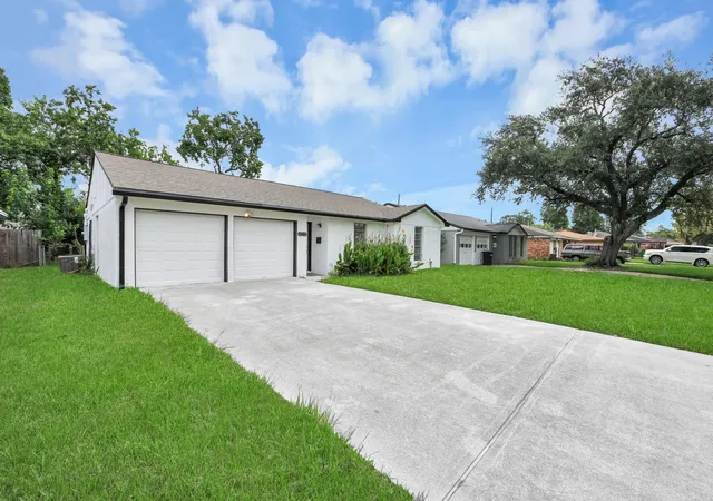 Photo 4 of Single family home for sale at 212 Harold Ln, Baytown, TX 77521 | MLS# 31723449 | Listing updated on 2026-09-21