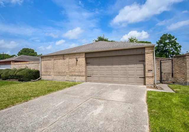 Photo 3 of Sale Pending at 2426 Colton Holw Dr, Houston, TX 77067 | MLS# 9235691 | Listing updated on 2026-09-23