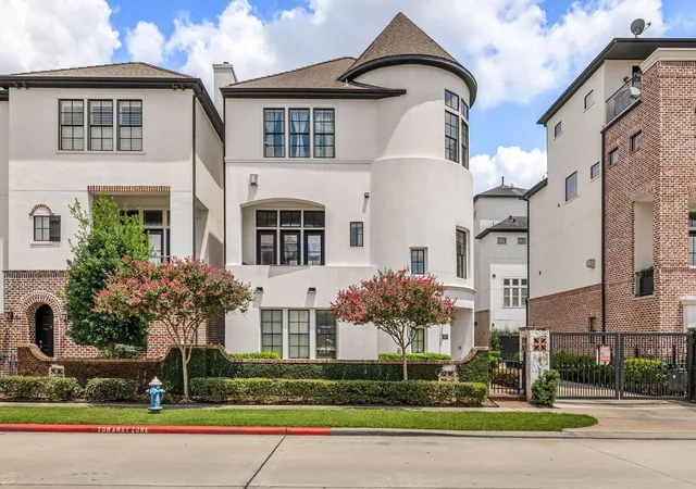 Photo 3 of Single family home for sale at 2716 Arabelle St, Houston, TX 77007 | MLS# 22738069 | Listing updated on 2026-08-21