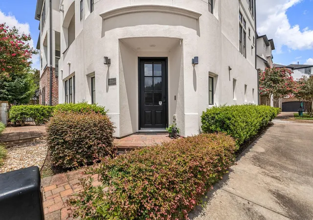 Photo 4 of Single family home for sale at 2716 Arabelle St, Houston, TX 77007 | MLS# 22738069 | Listing updated on 2026-08-21