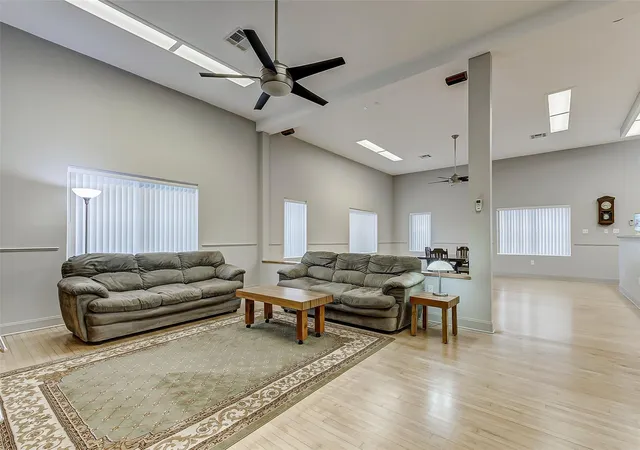 3rd image of 101 N Main St, Baytown, TX 77520 | MLS# 66945170