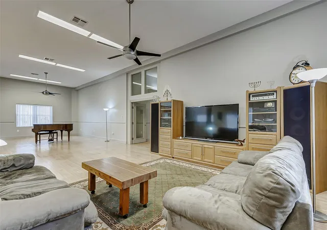 4th image of 101 N Main St, Baytown, TX 77520 | MLS# 66945170