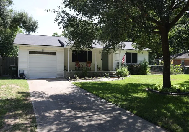 Photo 2 of Sale Pending at 1316 Kathy Ave, Sealy, TX 77474 | MLS# 33420069 | Listing updated on 2026-09-08