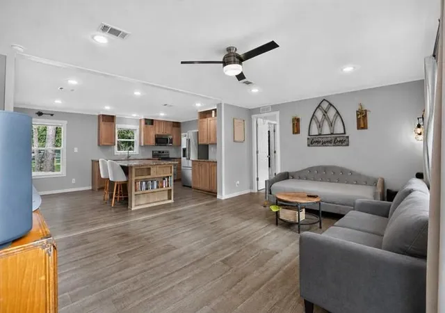 1st image of 10 Oakwood Dr, Huntsville, TX 77320 | MLS# 57031668