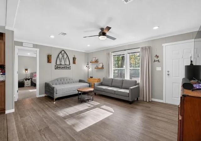 5th image of 10 Oakwood Dr, Huntsville, TX 77320 | MLS# 57031668
