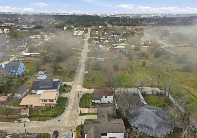 10th image of 110 W E St, La Porte, TX 77571 | MLS# 26741911
