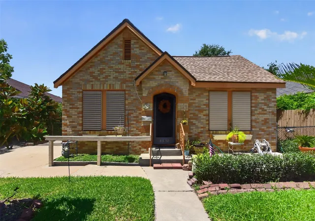 Photo 1 of Sale Pending at 4830 Houston Dr, Galveston, TX 77551 | MLS# 23395362 | Listing updated on 2026-09-16