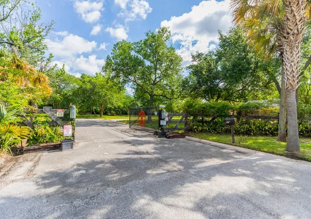 2nd image of 1280 Cherokee Ln, Beaumont, TX 77702 | MLS# 33719074