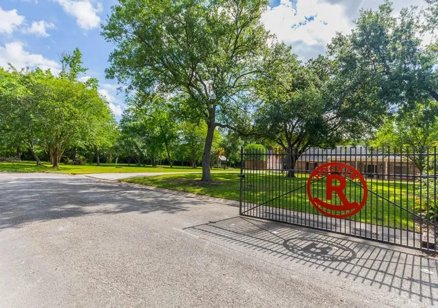 4th image of 1280 Cherokee Ln, Beaumont, TX 77702 | MLS# 33719074