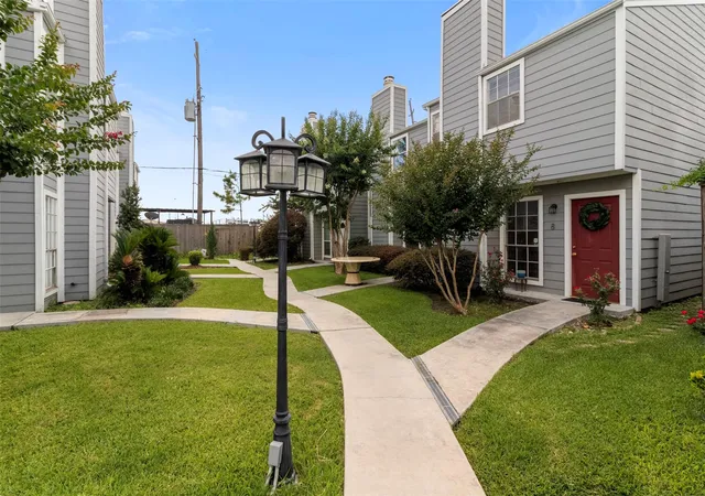 image of 5807 Beverlyhill St #8, Houston, TX 77057 | MLS# 18180094