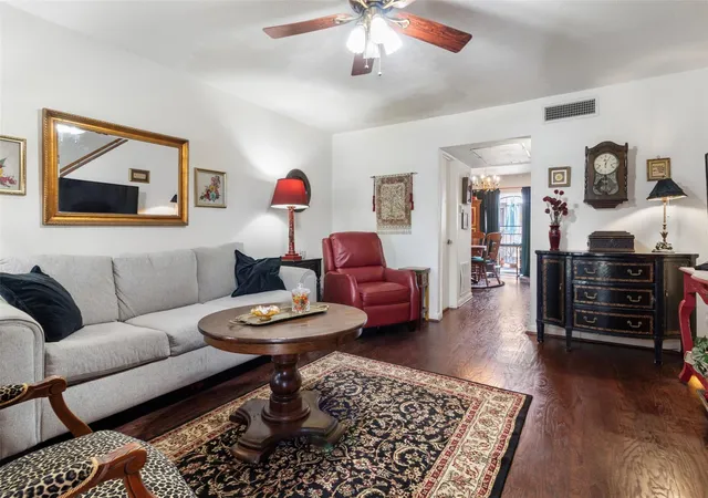 image of 5807 Beverlyhill St #8, Houston, TX 77057 | MLS# 18180094