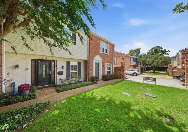 3rd image of 2504 Tarrytown Mall #67, Houston, TX 77057 | MLS# 90716050