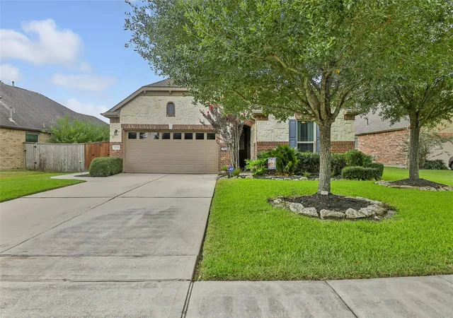 Photo 3 of Single family home for sale at 10206 Eagle Holw Dr, Humble, TX 77338 | MLS# 70462168 | Listing updated on 2026-08-12