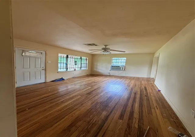 Photo 4 of Sale Pending at 7433 Springdale St, Houston, TX 77028 | MLS# 97618529 | Listing updated on 2026-09-09