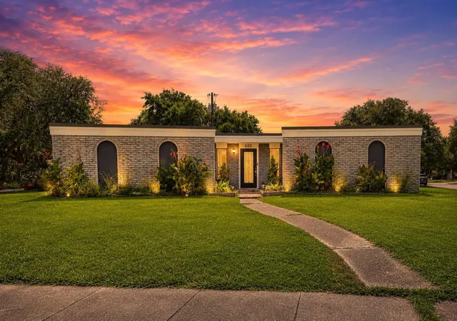 Photo 1 of Single family home for sale at 101 Mc Dow St, Victoria, TX 77901 | MLS# 3627386 | Listing updated on 2026-08-16