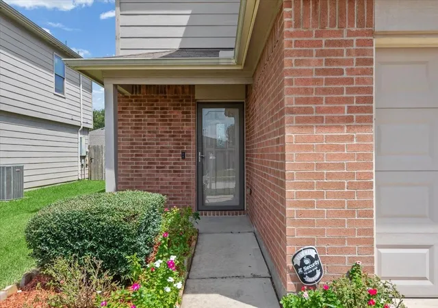 Photo 2 of Sale Pending at 8723 Summerset Meadow Ct, Houston, TX 77075 | MLS# 37528074 | Listing updated on 2026-09-09