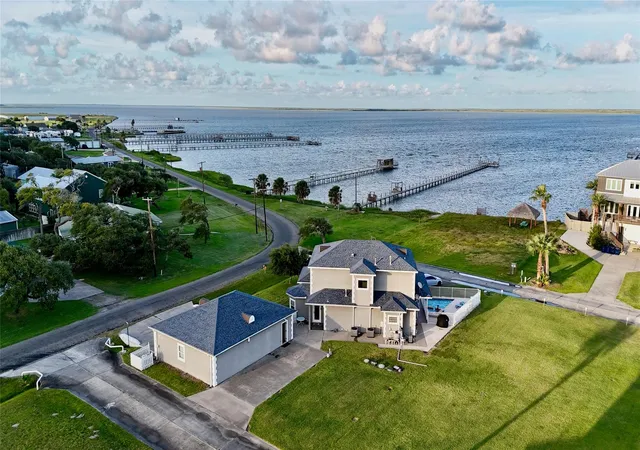 Photo 2 of Single family home for sale at 102 Smith Cvs Rd, Rockport, TX 78382 | MLS# 41361541 | Listing updated on 2026-08-12