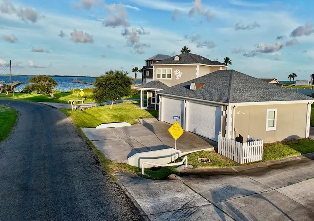 Photo 3 of Single family home for sale at 102 Smith Cvs Rd, Rockport, TX 78382 | MLS# 41361541 | Listing updated on 2026-08-12