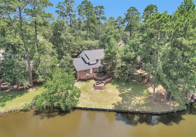 2nd image of 1915 E Lake Dr, Huntsville, TX 77340 | MLS# 69697735