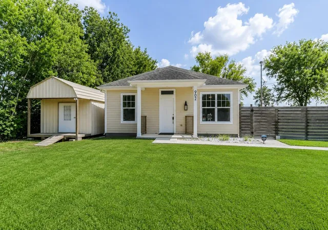 1st image of 902 Virginia Ave, League City, TX 77573 | MLS# 91853859