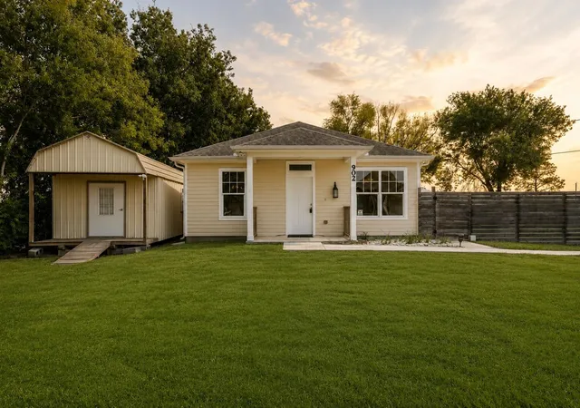 2nd image of 902 Virginia Ave, League City, TX 77573 | MLS# 91853859