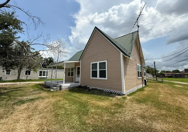 Photo 3 of Sale Pending at 109 Maple St, Highlands, TX 77562 | MLS# 88150241 | Listing updated on 2026-10-05