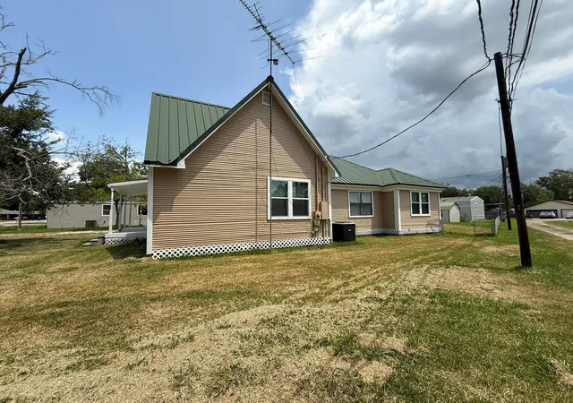 Photo 4 of Sale Pending at 109 Maple St, Highlands, TX 77562 | MLS# 88150241 | Listing updated on 2026-10-05