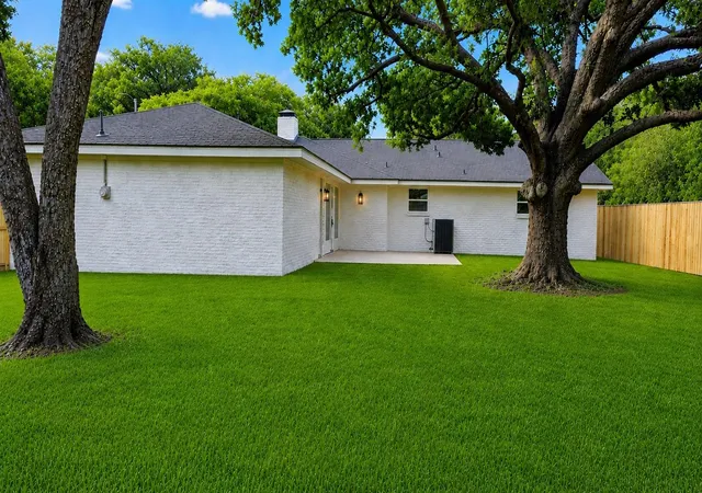 Photo 3 of Sale Pending at 2301 Morning Dr, Baytown, TX 77520 | MLS# 71889635 | Listing updated on 2026-08-22