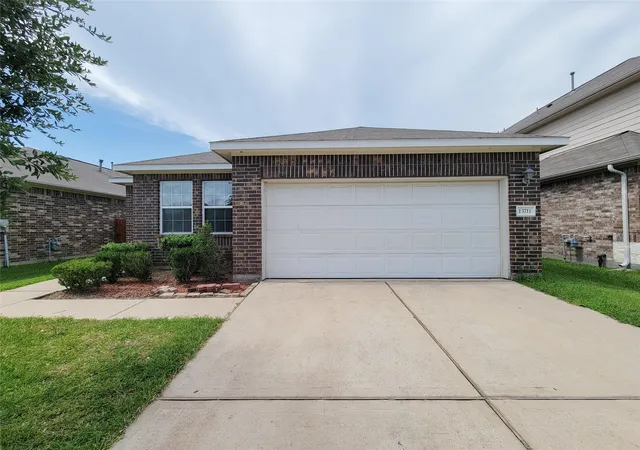 Photo 3 of Sale Pending at 13711 Aragon Meadow Ln, Houston, TX 77049 | MLS# 32540733 | Listing updated on 2026-08-25