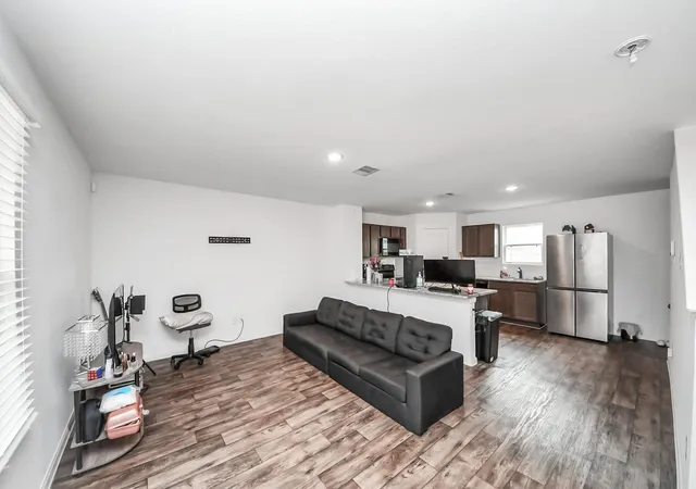 Photo 4 of Single family home for sale at 16923 Marie Village Dr, Conroe, TX 77306 | MLS# 76609729 | Listing updated on 2026-09-19