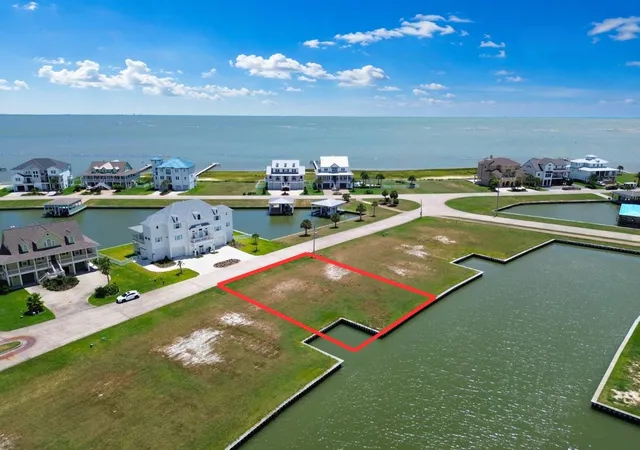 3rd image of 6 Sugarloaf, Hitchcock, TX 77563 | MLS# 65260894
