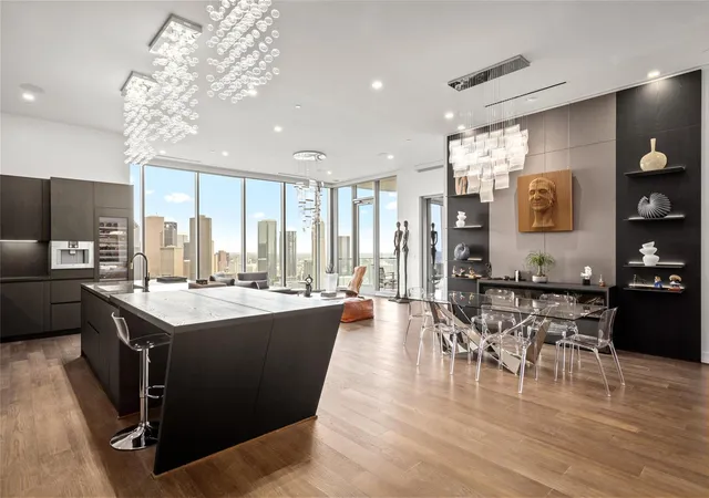 Photo 2 of Condo for sale at 1711 Allen Pkwy #3302, Houston, TX 77019 | MLS# 47512428 | Listing updated on 2026-09-16