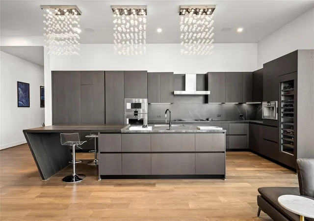 Photo 3 of Condo for sale at 1711 Allen Pkwy #3302, Houston, TX 77019 | MLS# 47512428 | Listing updated on 2026-09-16