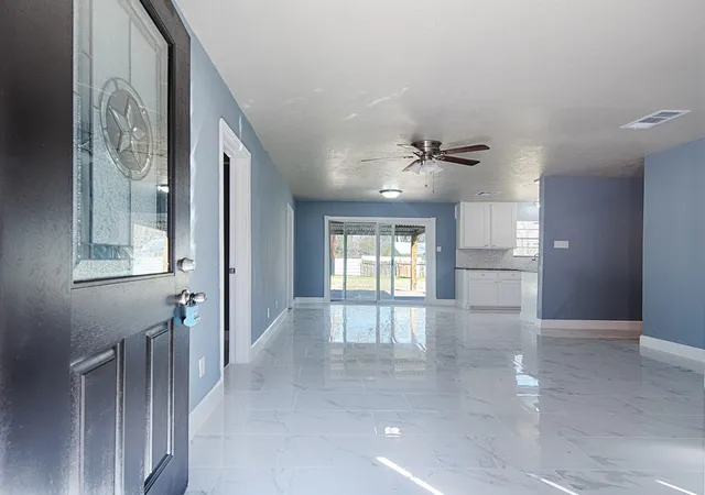 Photo 4 of Single family home for sale at 303 Spring Strm Bnd, Montgomery, TX 77316 | MLS# 83377178 | Listing updated on 2026-08-16