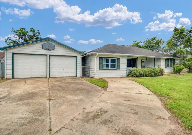2nd image of 1710 Hwy 332 W, Lake Jackson, TX 77566 | MLS# 77605326