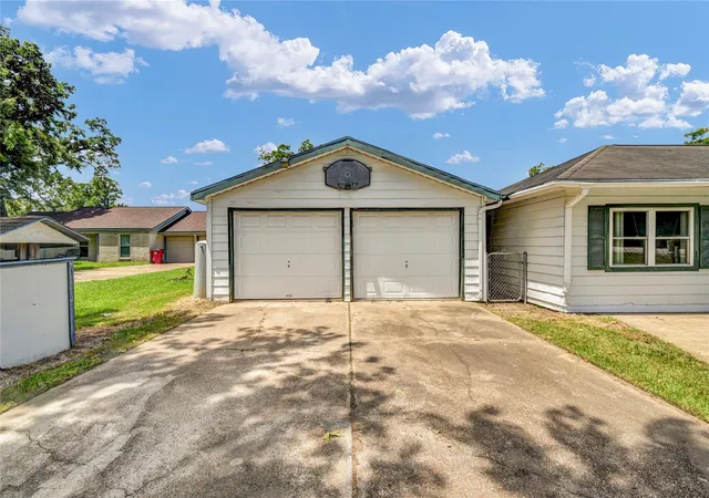 3rd image of 1710 Hwy 332 W, Lake Jackson, TX 77566 | MLS# 77605326