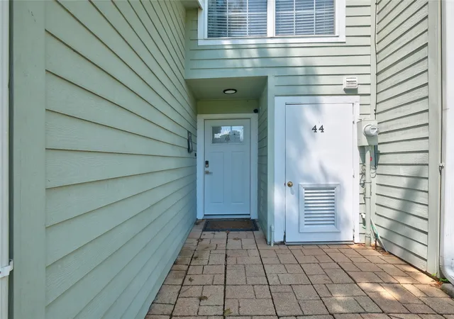 Photo 3 of Townhouse for sale at 100 Edgewater Dr #44, Livingston, TX 77351 | MLS# 6228846 | Listing updated on 2026-09-01