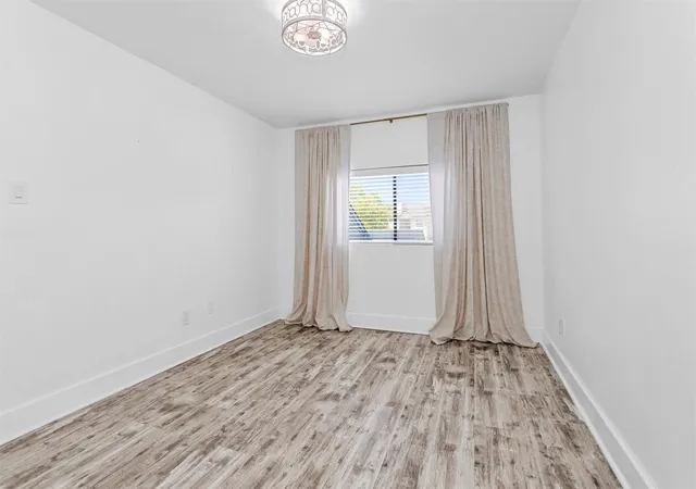 Listing Photo 5 - Condo for sale in building located at 12500 Melville Dr 325c, Montgomery, TX 77356