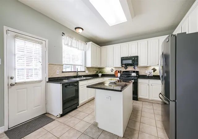 3rd image of 2413 Piney Woods Dr, Pearland, TX 77581 | MLS# 17714576